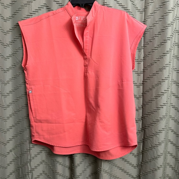 FIGS scrub top shirt size S
Barbie vibrant pink color, figs technical - Picture 2 of 8